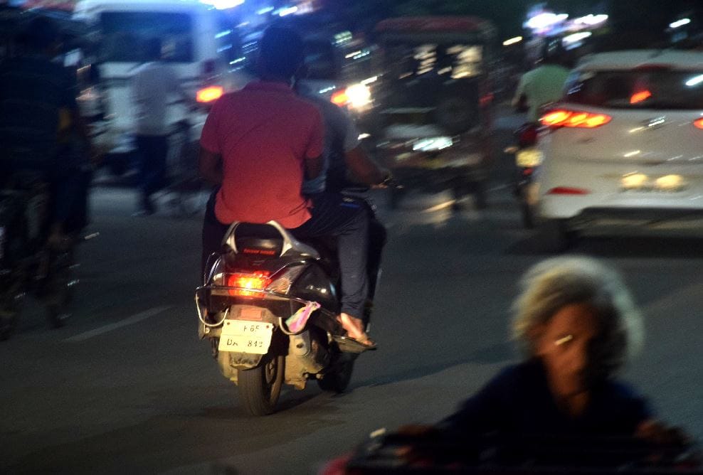 Variety of tricks bike riders tampering  number plates to avoid e challan and traffic police in varanasi