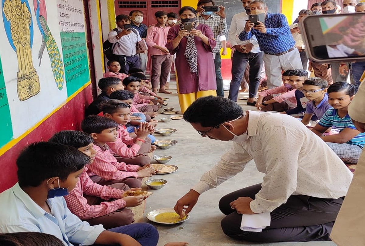 Nodal officer Narendra Bhushan ate mid-day meal while sitting down with children in school 