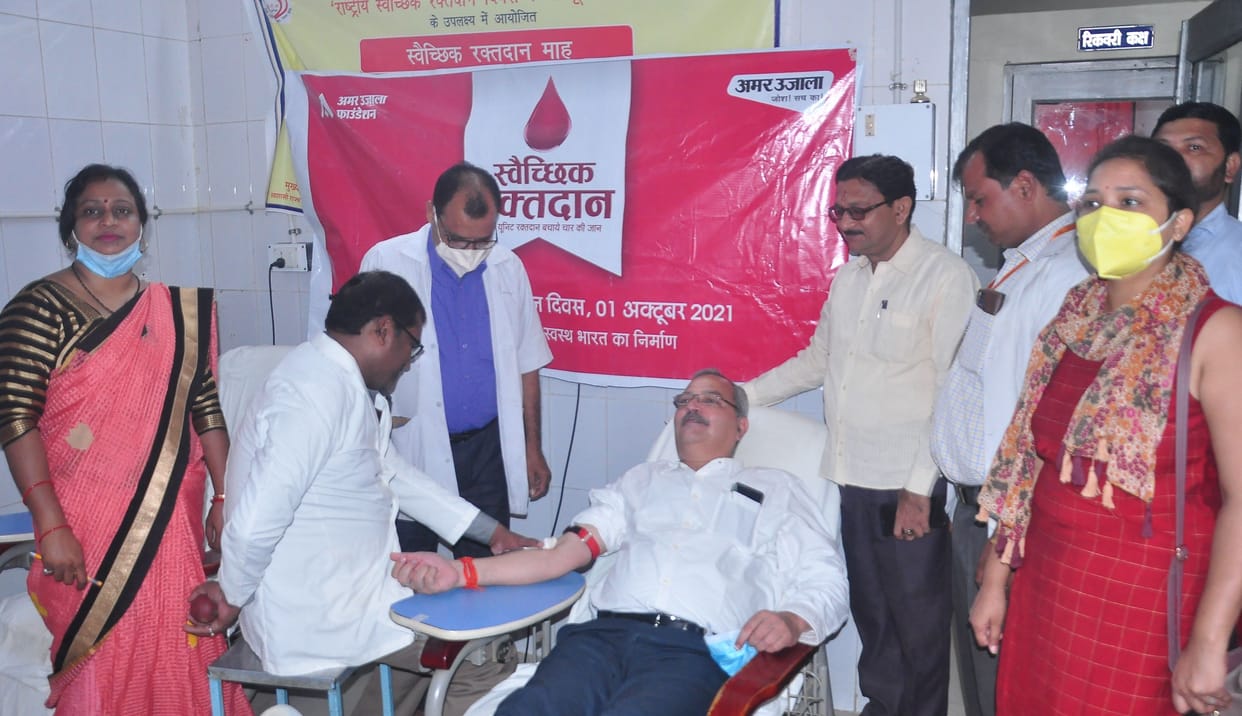 11 great donors, including the principal of the medical college, donated blood