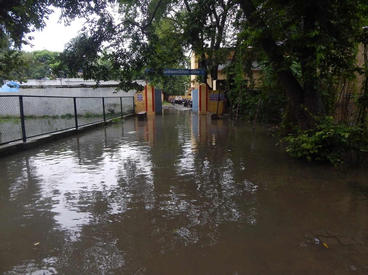 Heavy rain in Ballia: City flooded with water, roads made ponds, water from drains entered homes