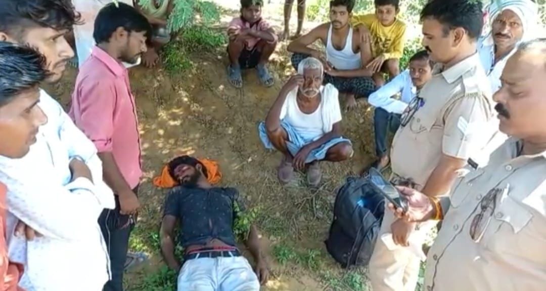 The house was coming after earning in Banaras, was robbed on the way