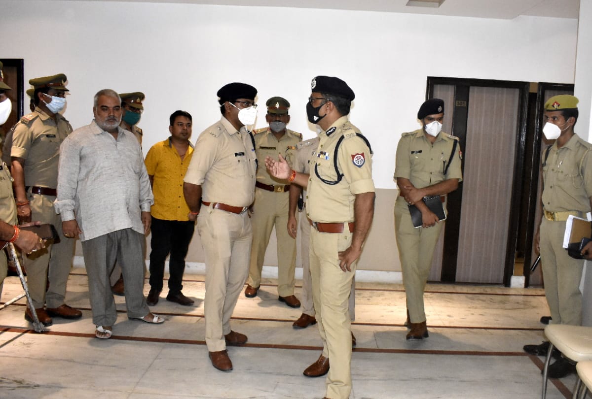 ADG Akhil kumar inspecting Hotel Krishna Palace after Manish Gupta Gorakhpur Murder Case News