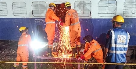When the siren of the accident rang, the team of RPF and GRP ran