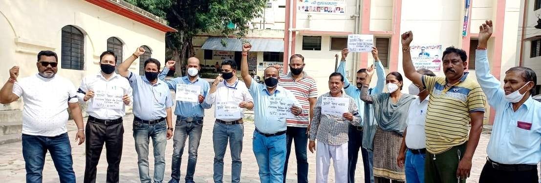 Protest wearing black lace, black mask
