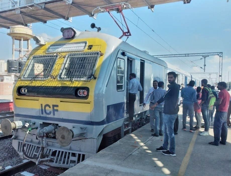Memu reached Pukhrayan station to go to Jhansi, people welcomed the crew