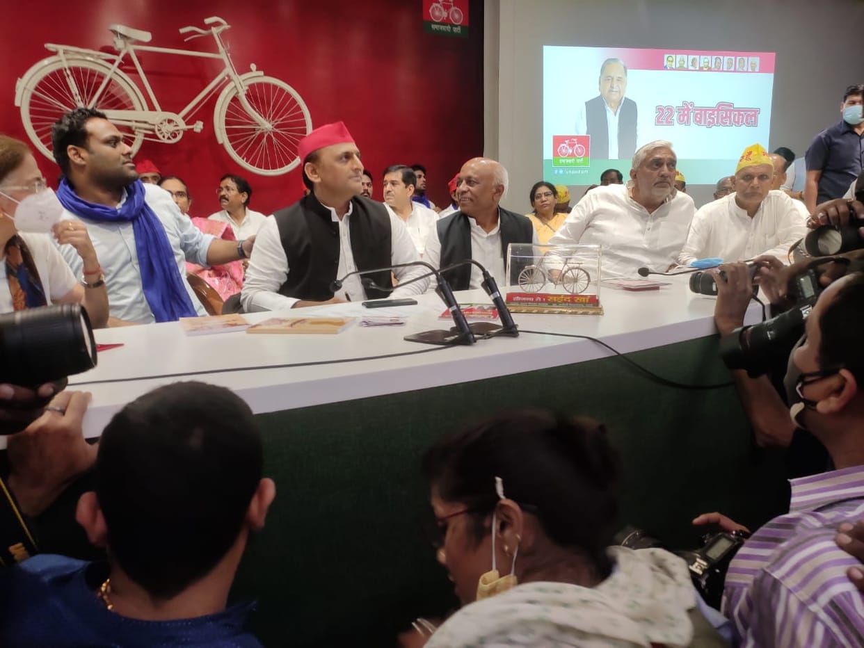 UP elections: Congress leaders Vinod Chaturvedi and Gayadin Anuragi join SP