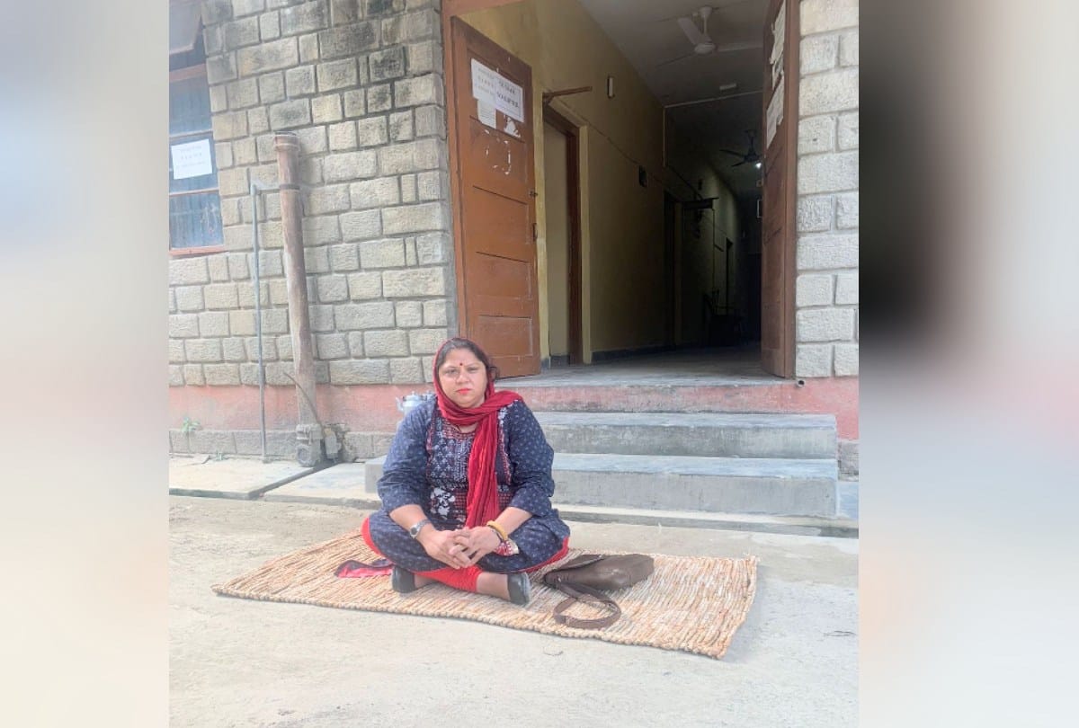 Minister Mahendra's daughter Madhu sat on dharna due to non-payment of work to her husband