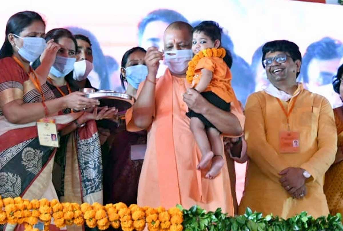 CM Yogi called the children in his lap, challenged the opposition, said, after eating a hundred rats, the cat went to Haj