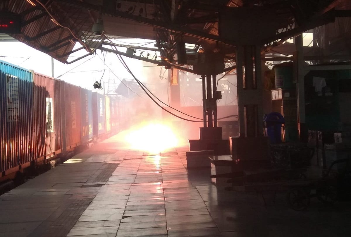 Prayagraj: Fire breaks out on two platforms of junction, saves major accident