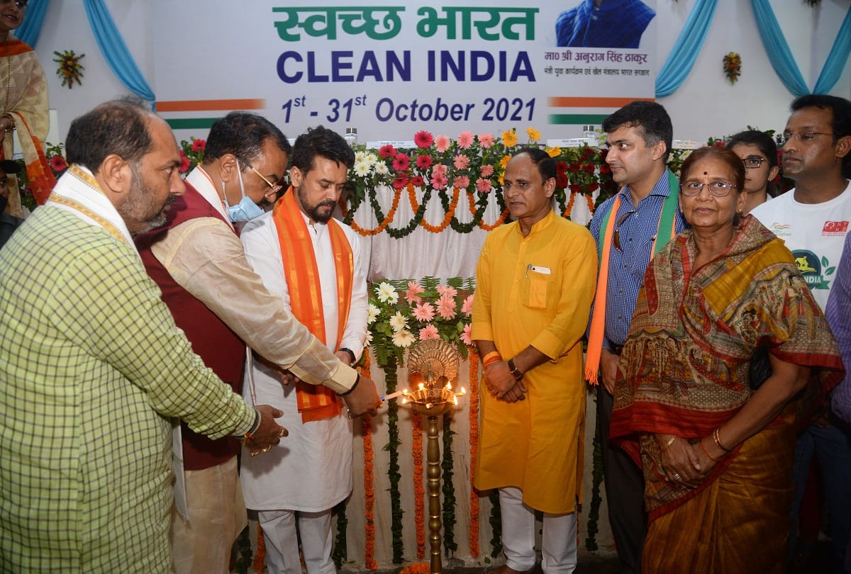 Prayagraj: Union Minister Anurag Thakur started the cleanliness campaign from Prayagraj