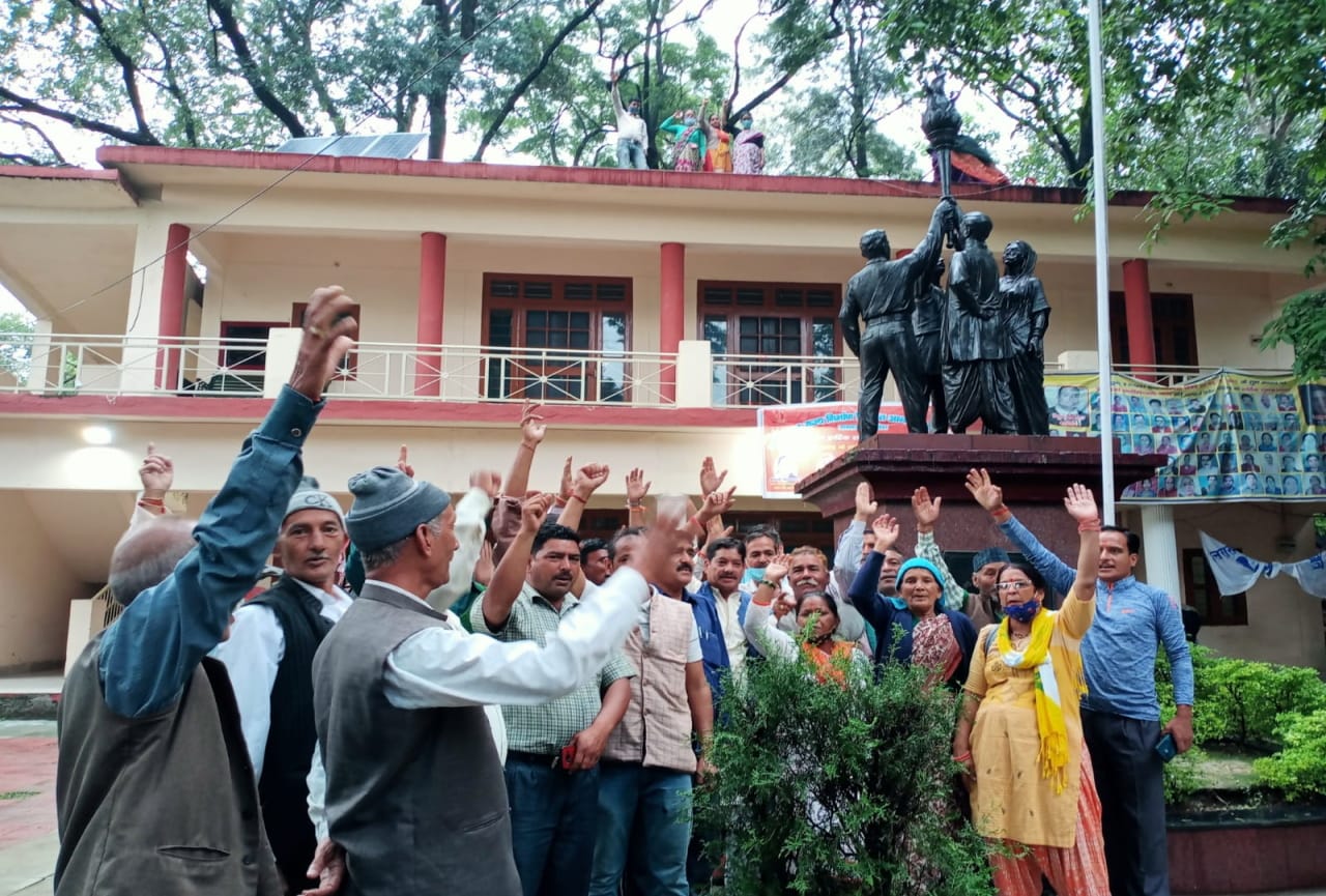 uttarakhand news: uttarakhand state agitators became vocal about their demands, protest by climbing a tree see photos
