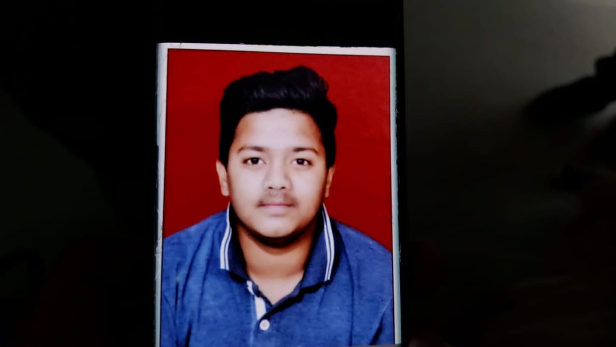 noida student aspiring to take admission in law college died due to bad roads on indore-betul national highway