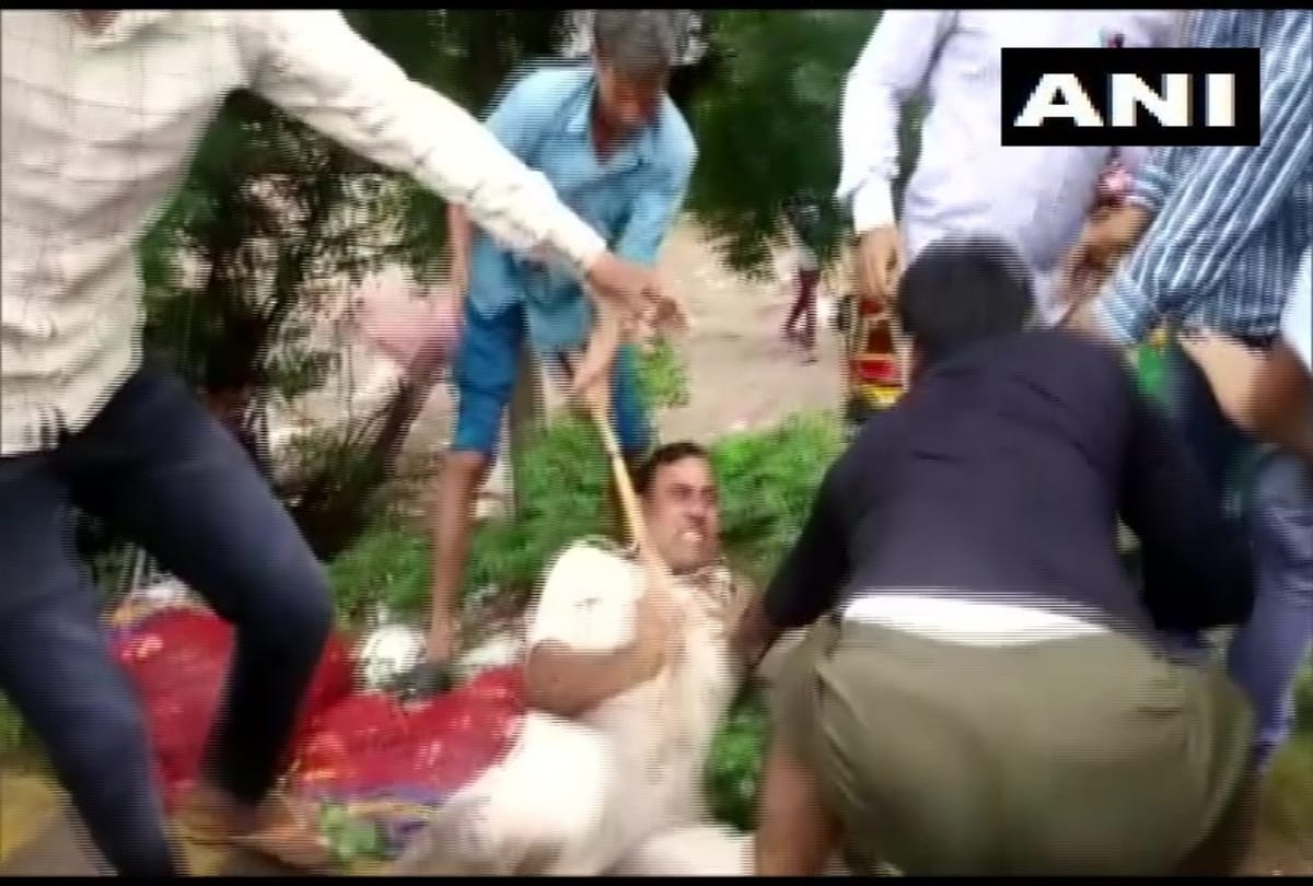 Bihar: A man attacked a traffic policeman when stopped from parking the bike on the middle road