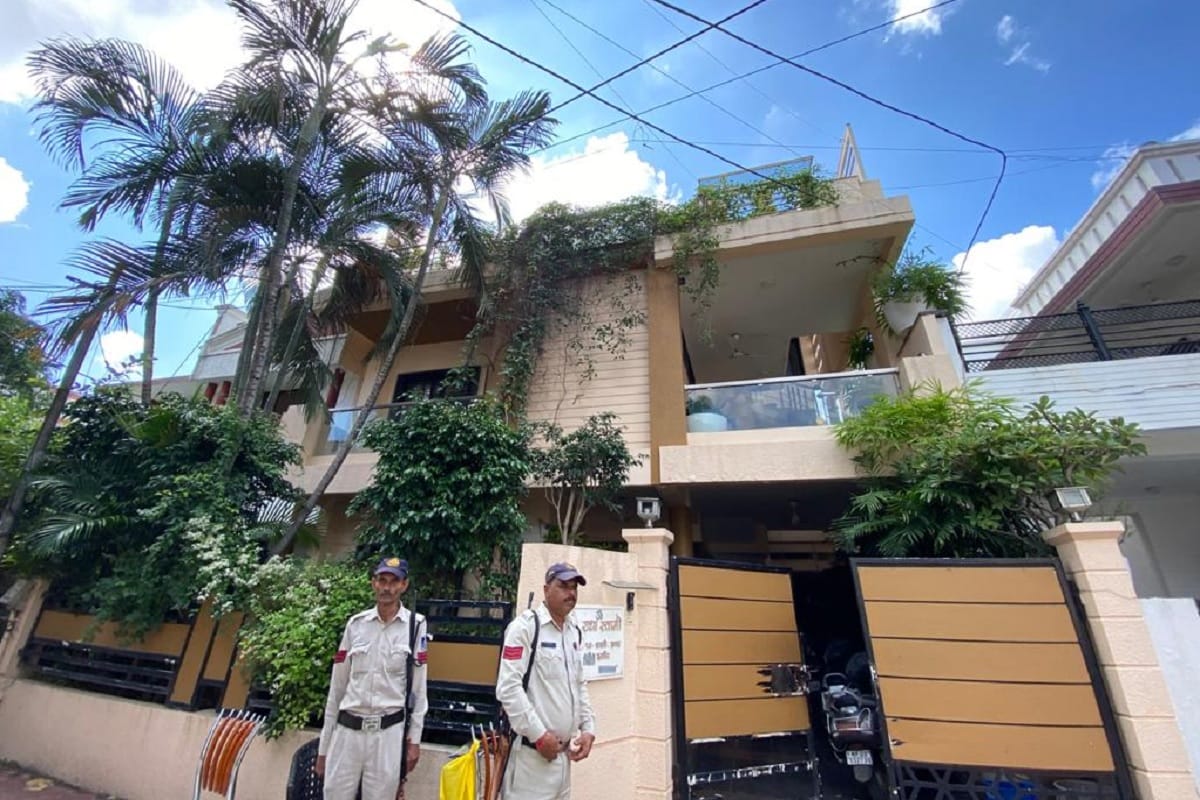 EOW found assets and cash worth around 10 crore rupees from five star hotel like house of a government officer Vijay Daryani here is all you need to know