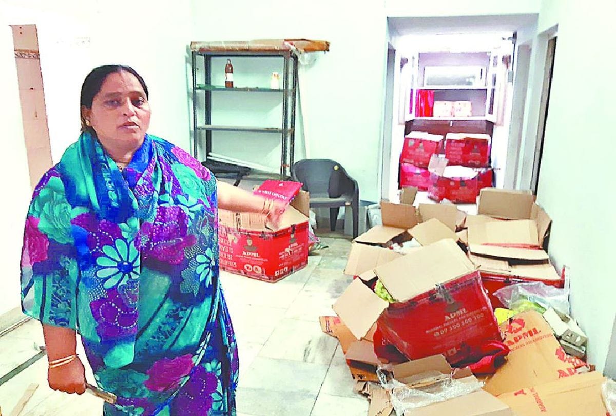 thieves stole jewellery and cash from a house in mathura