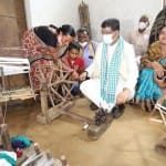 चरखा चलाते हुए केंद्रीय मंत्री
