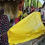 तिरपाल का घेरा बनाकर महिला का कराया प्रसव।