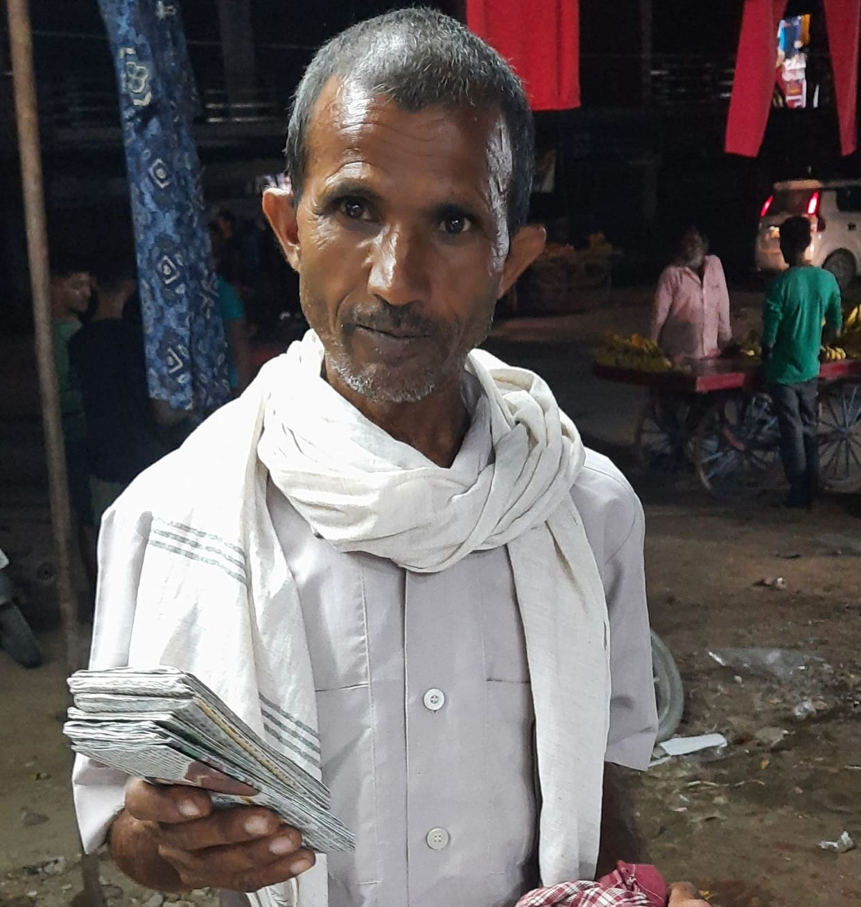 The scavengers crossed 26 thousand rupees from the farmer's bag, got a bundle of papers
