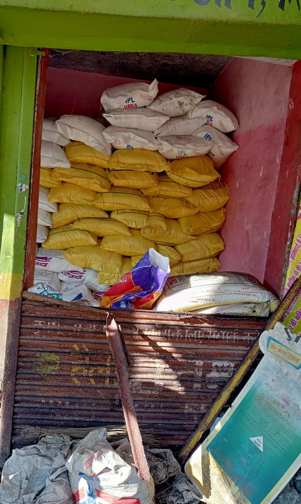 fathepur news,Attempted theft by breaking the shutter of the shop