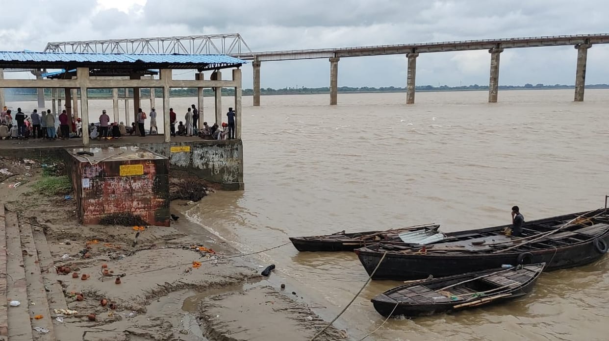 After the rain, the water level of the Ganges rose five feet in twenty four hours