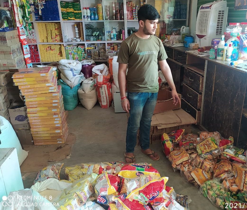 Stolen in grocery store, took away goods worth seven lakhs including cash