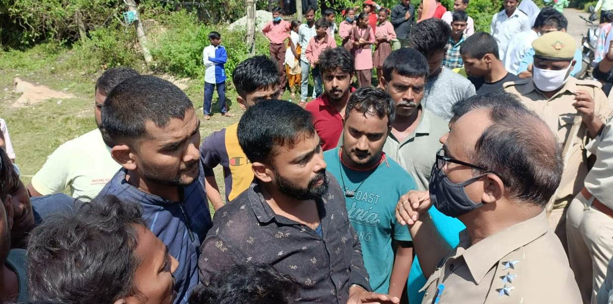 People clashed with the forest team that went to remove the capture, fierce clashes