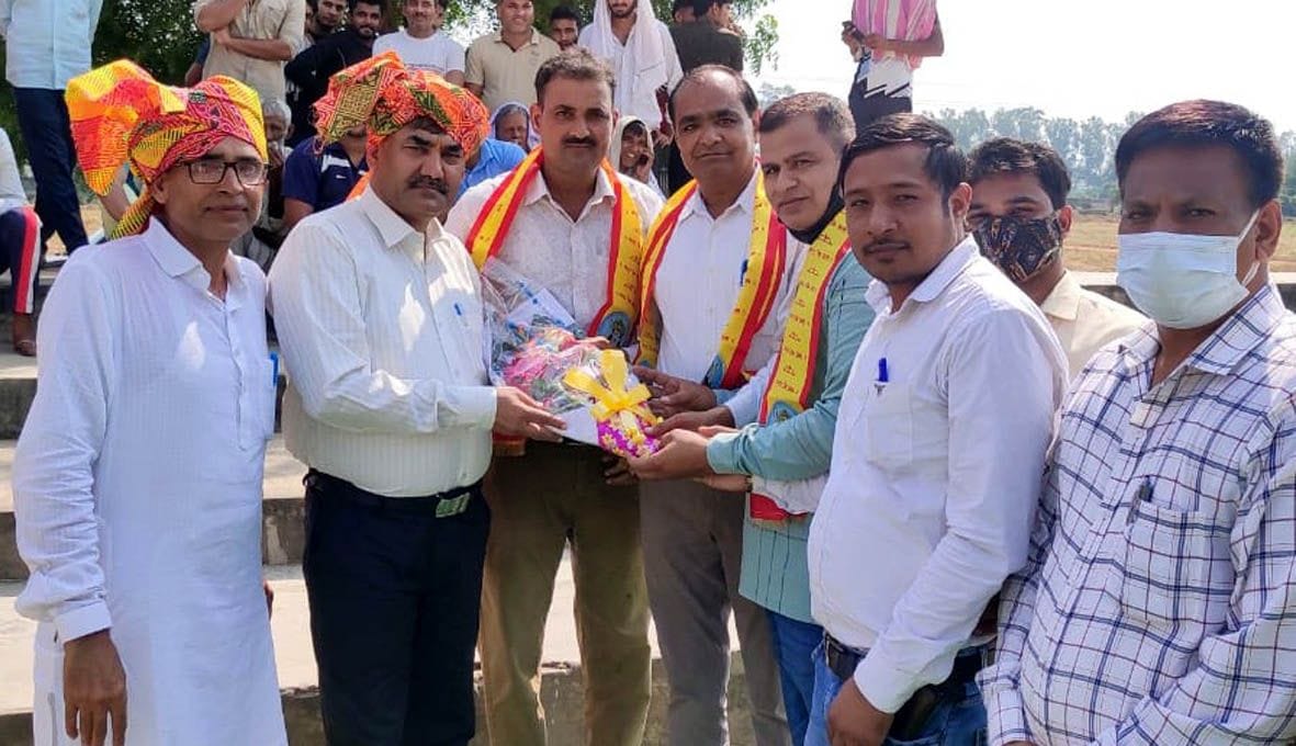 Teachers handed over demand letter to Joint Director of Education Department