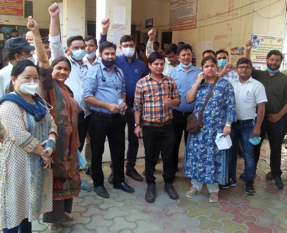 Doctors Protest in Support of Doctor