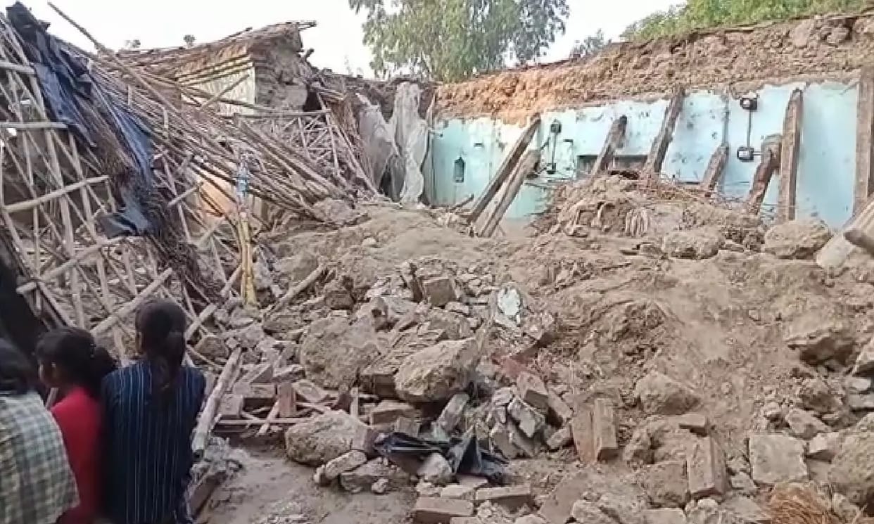 rain in azamgarh again increased troubles father and son died after buried in  rubble collapsed house