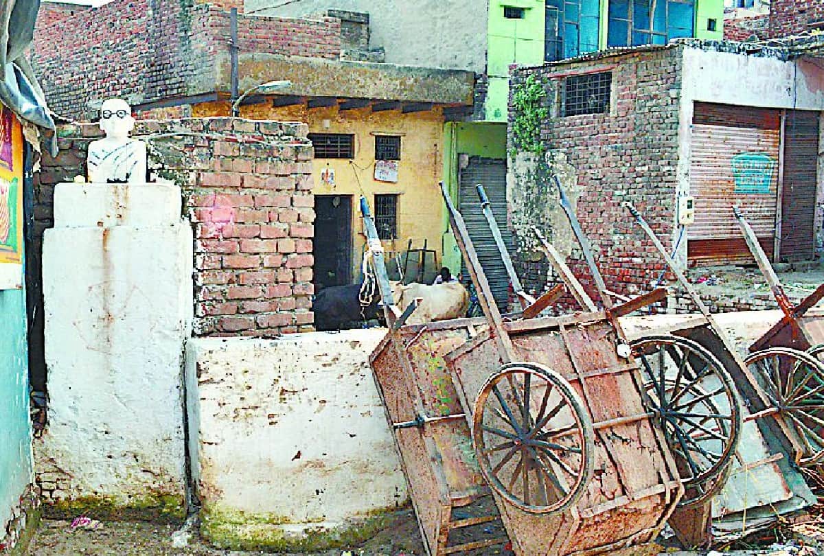 Pile of garbage on the streets before Gandhi Jayanti in Agra
