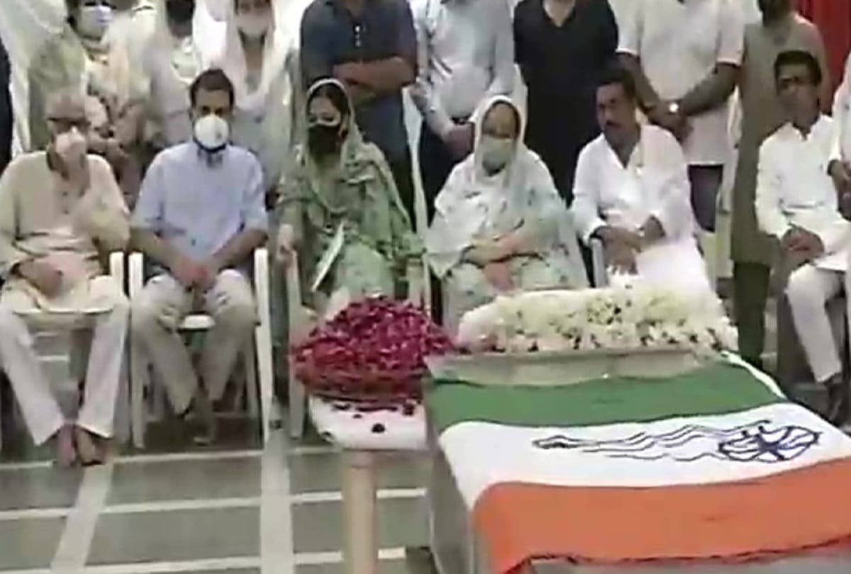 Congress leader Rahul Gandhi pays tribute to party leader Tajdar Babar