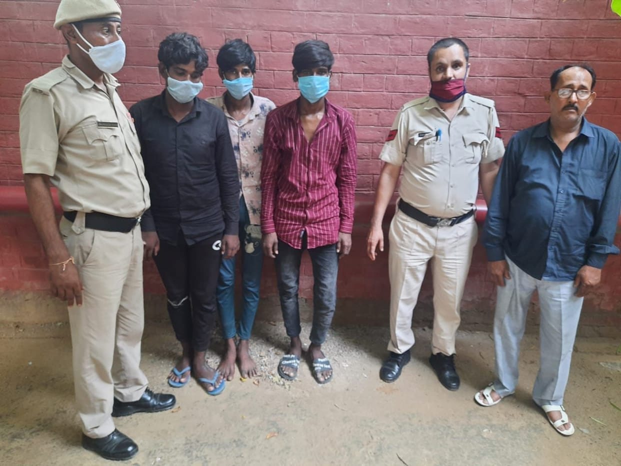 Four accused of cash, jewelery and mobile theft arrested after entering the house