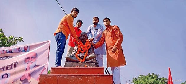 BJP launched a cleanliness drive in the hospital, paid tribute by paying floral tributes to Gandhi's statue