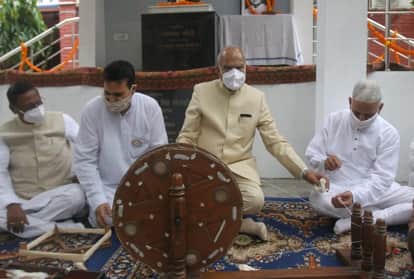 गांधी जयंती पर चरखा कातते प्रशासक बनवारी लाल पुरोहित।