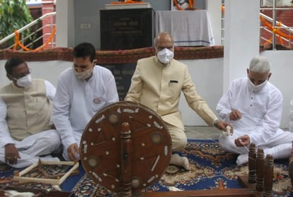 गांधी जयंती पर चरखा कातते प्रशासक बनवारी लाल पुरोहित।