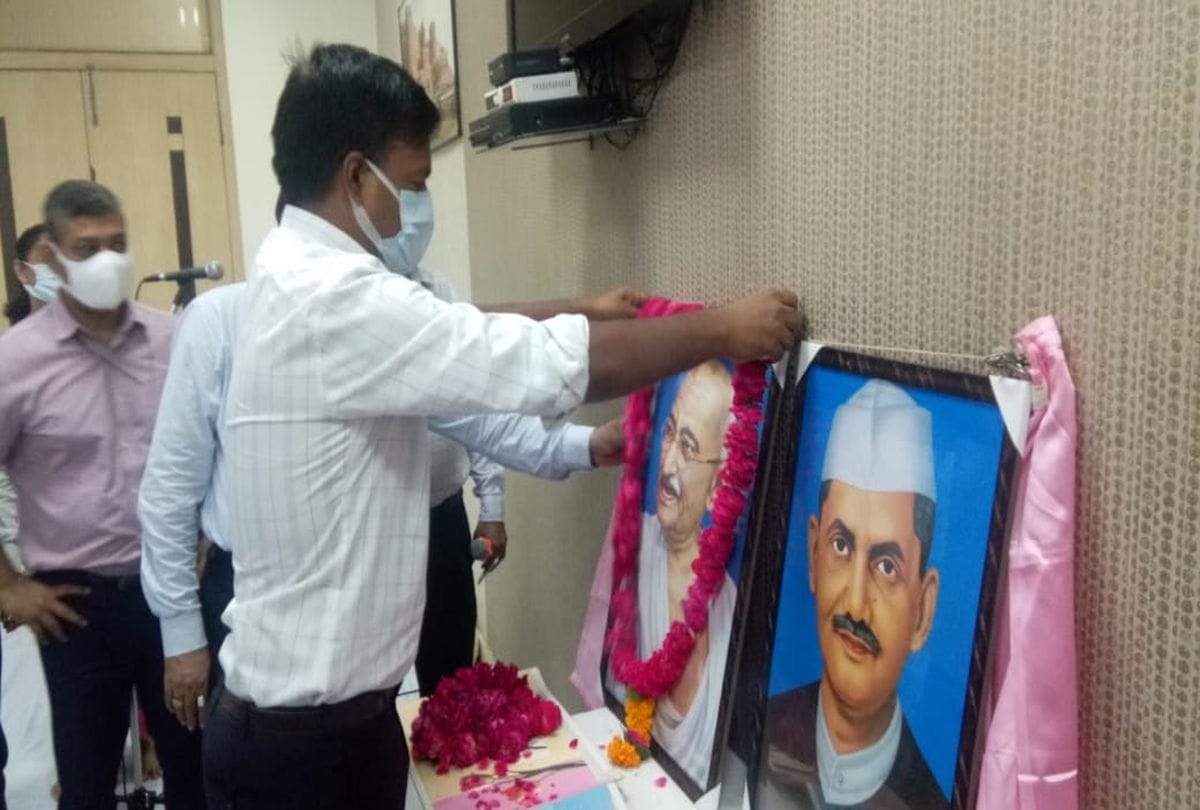 al bahadur shastri jayanti 2021 Remembering Bapu on Gandhi Jayanti and tributes paid to Lal Bahadur Shastri in Agra