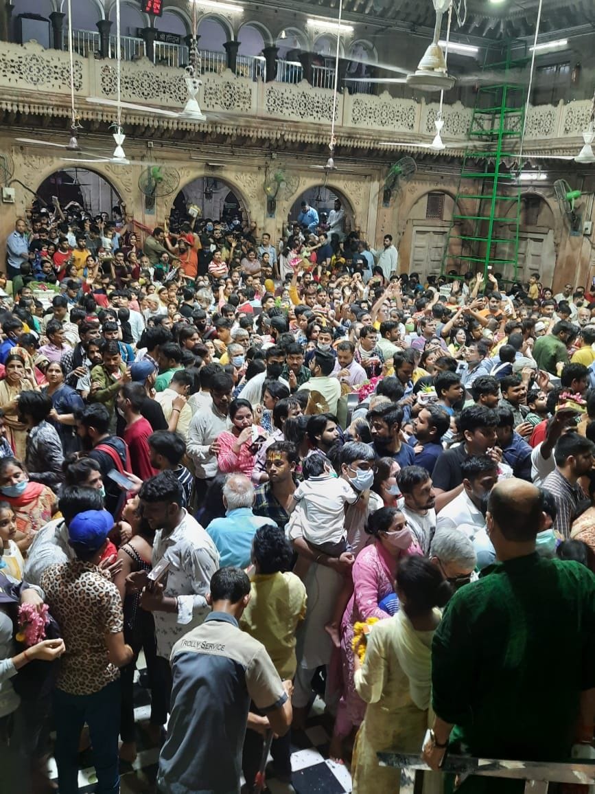 Mathura: On Ekadashi, the crowd gathered in the Shri Banke Bihari temple.
