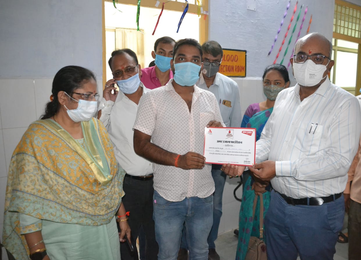 Eight people became great donors by donating blood in the camp, DM gave certificates