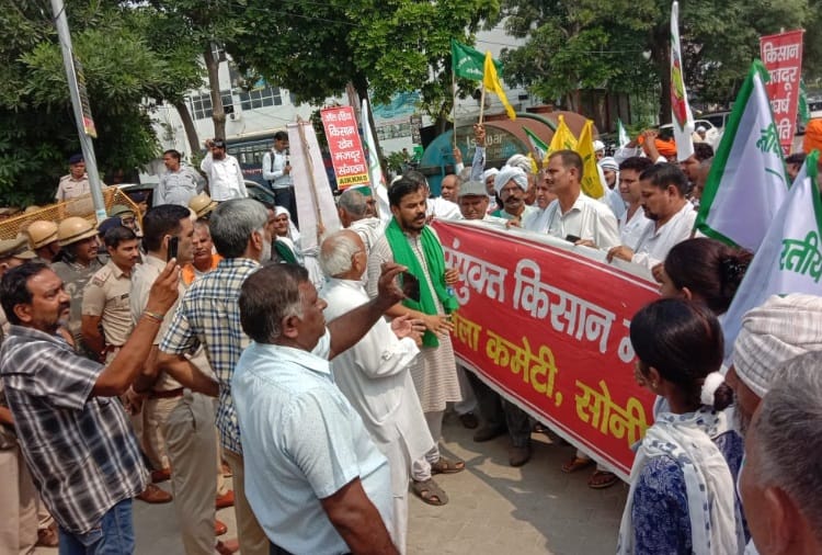 Farmers Protest Outside Residence of MP and MLAs in Haryana