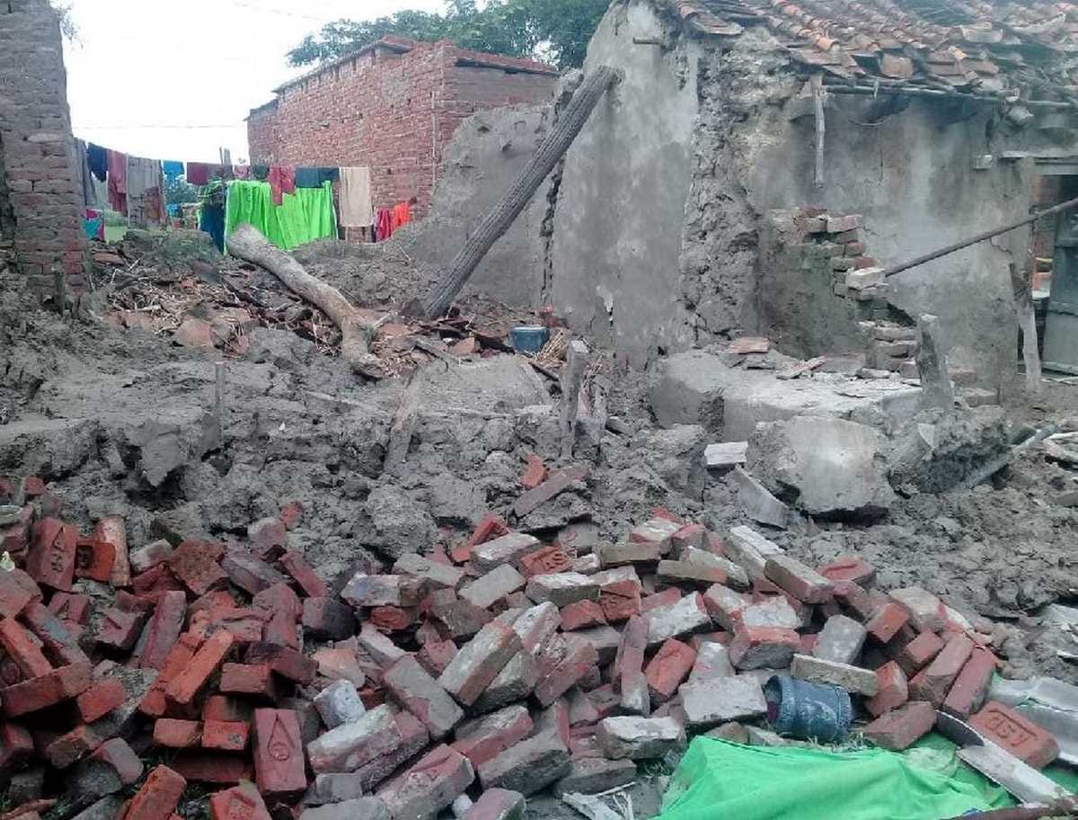 Destruction due to rain in Purvanchal: Raw houses fell in Azamgarh and Chandauli, five people died after being buried in the rubble
