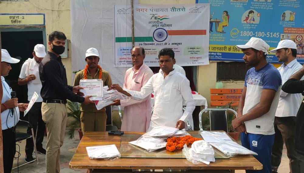 Wreaths were laid on the portraits of Gandhi and Shastri