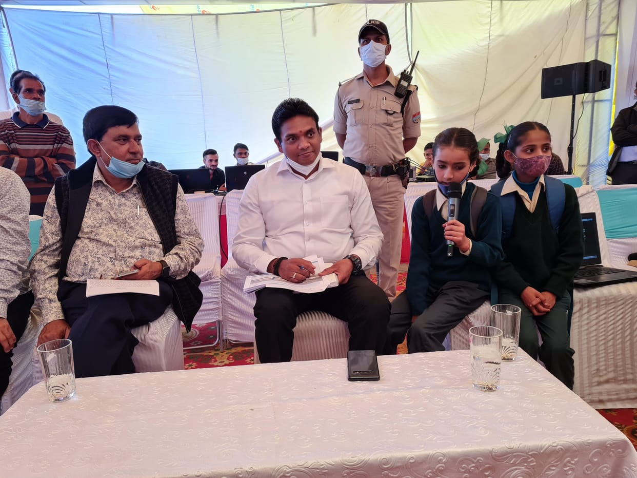 District Magistrate discussed with school children