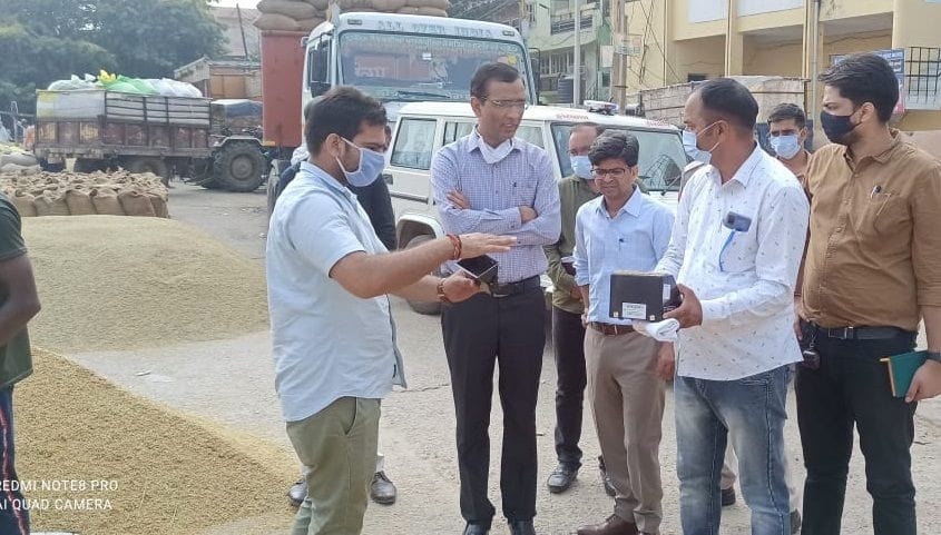 A rest house will be built for farmers in the grain market, the Deputy Commissioner gave instructions to the Secretary of the Market Committee during the inspection