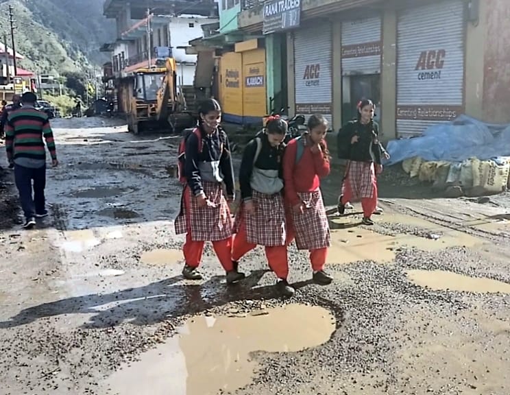 Road bad in Haripurdhar, it is difficult to walk