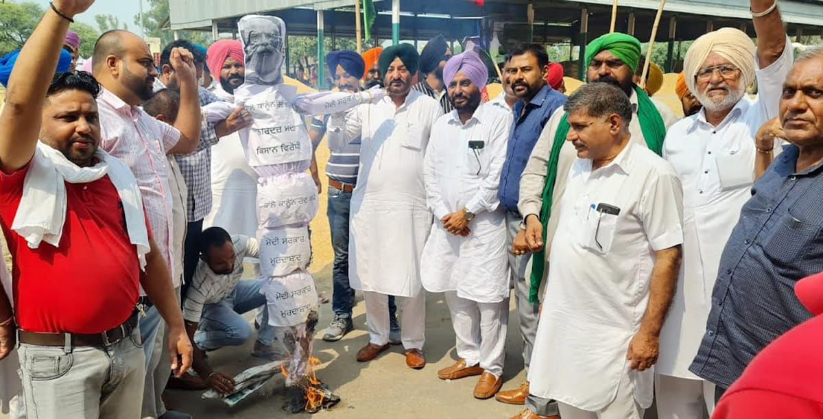 Farmers and arhtiyas burnt the effigy of the center when the procurement did not start