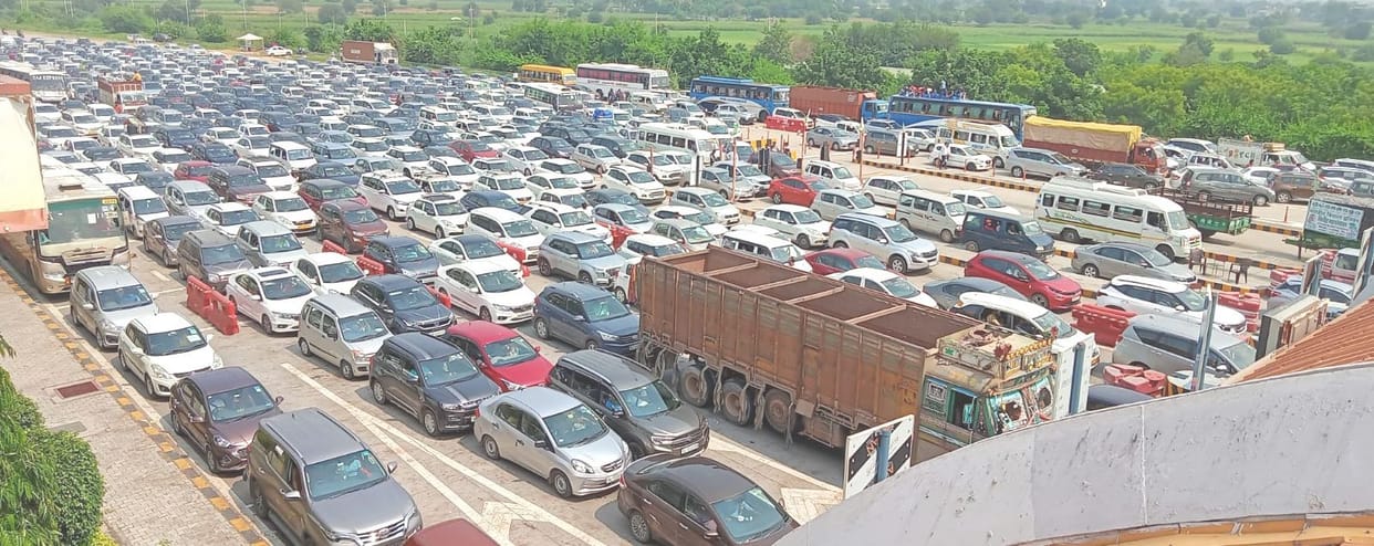 Thousands of people who went on holiday got stuck in the jam on the jewar toll