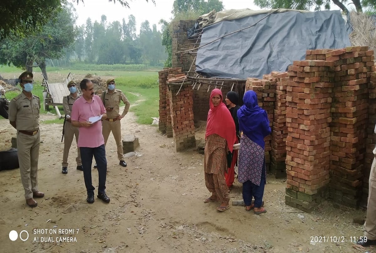 theft worth lakhs and cash in Berua village of Moradabad one villager shot by miscreants