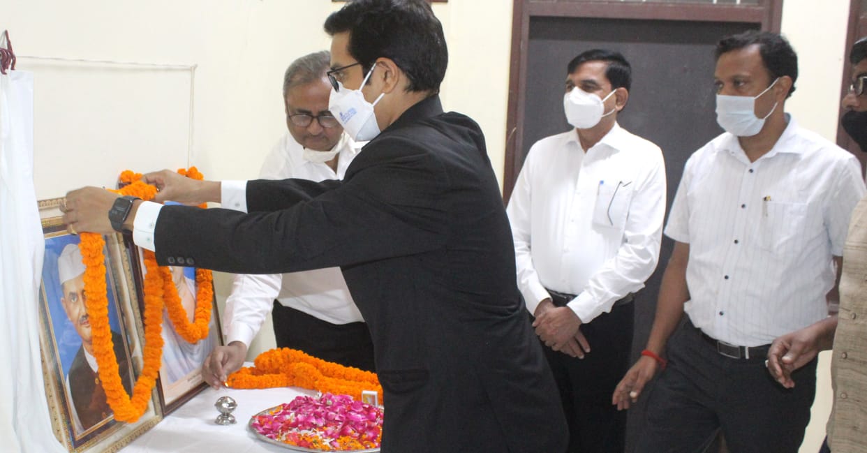 Salute to Bapu and former PM Lal Bahadur Shastri, emphasis on imbibing principles