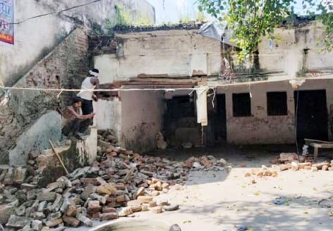 The work of breaking the dilapidated Dharamshala in Paliakalan started