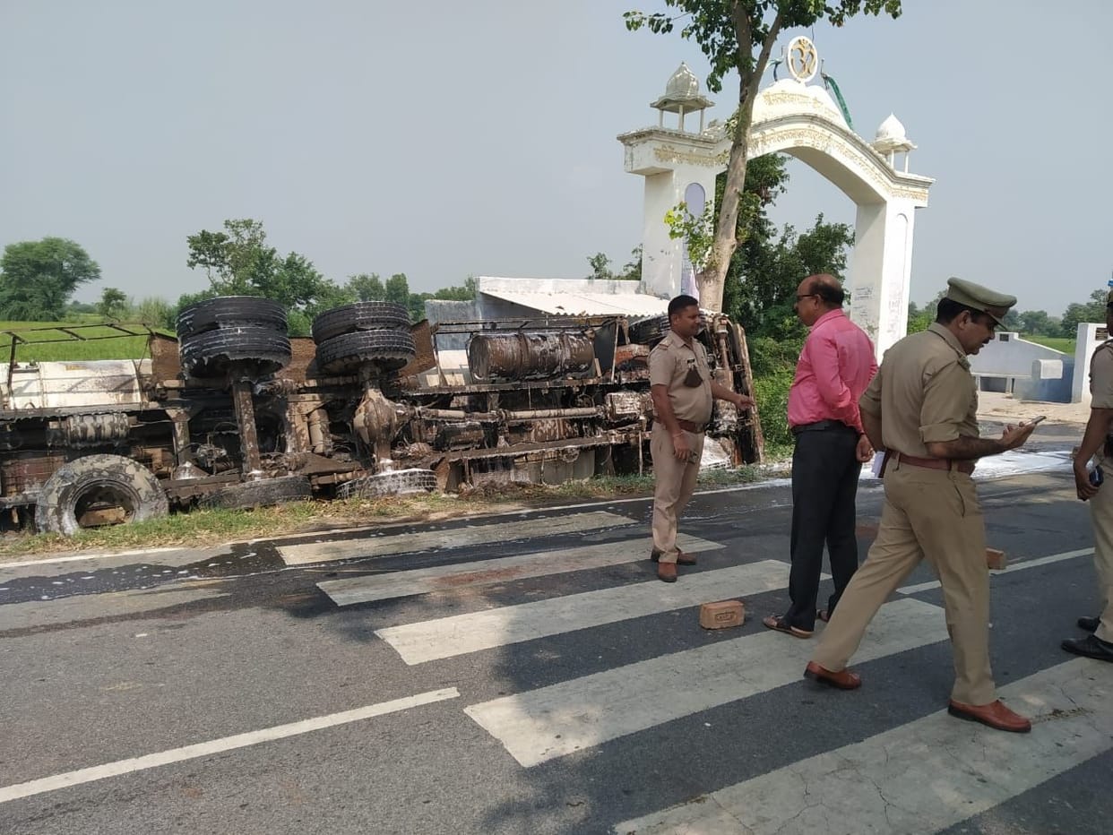 Mathura: Diesel filled tanker overturns in an attempt to save students